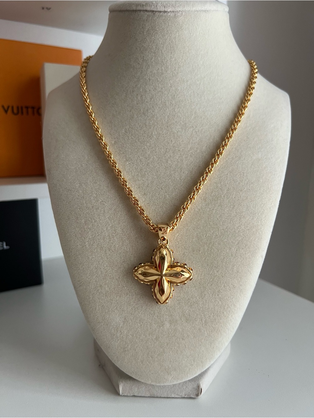 Source unknown Lv necklace! PLS READ THE DESCRIPTION